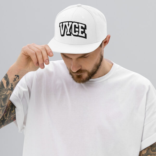 classic-snapback-white-front-6915b5a30cc5e.jpg Casquette snapback VYCE